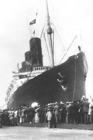 Lusitania_arriving_in_New_York_5