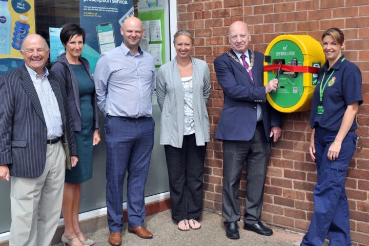 Defib launch (LtoR names) - Ian Cole, Nicola Klizemko, Vincent Evans, Jane Charlton, Councillor Martin Watkins, April Bill