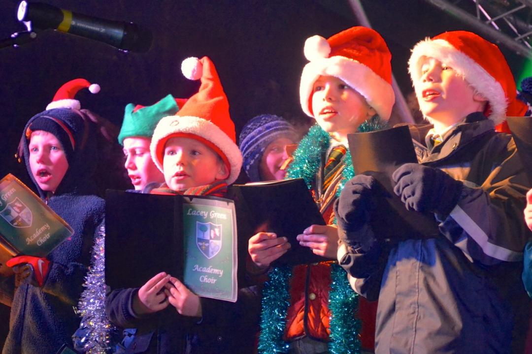 Crowds turn out for Christmas lights switch on wilmslow.co.uk