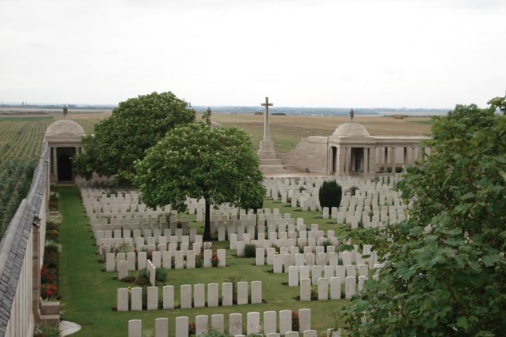 Dud_corner_cemetery-Loos_memorial-2 (1)