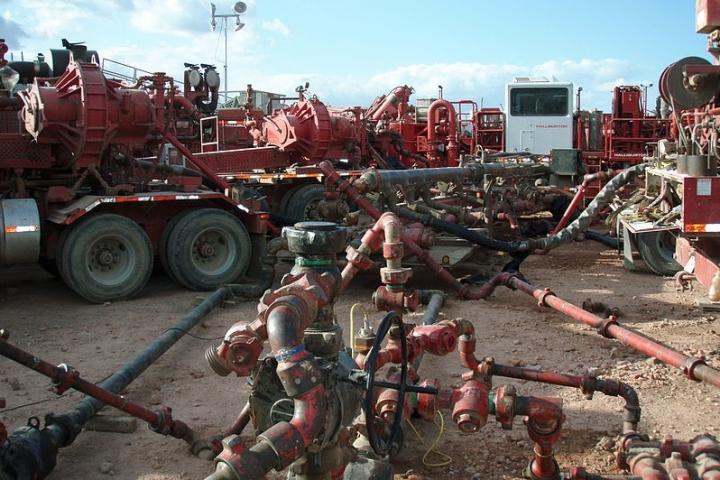 800px-Halliburton_Frack_Job_in_the_Bakken