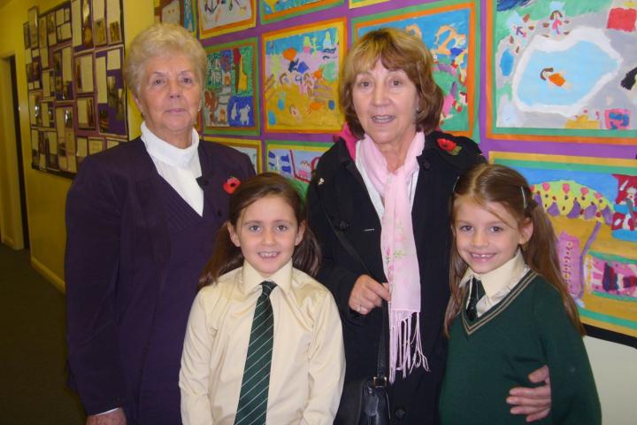 Fleur Blackburn & Rebecca, Linda Tunstall & Maisie Nov2010 015